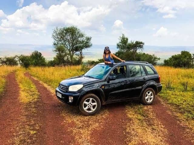 Self-drive or driver-guide? How to choose in Rwanda